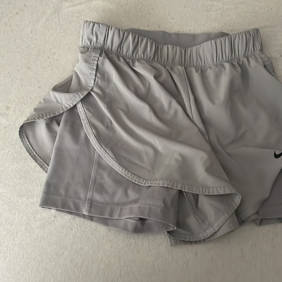 Nike 2 in 1 gray running shorts - Picture 3 of 4